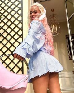 Faldita KarolG look publicada por los heraldo