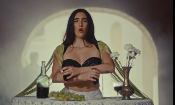 Judeline estrena “La Falda”